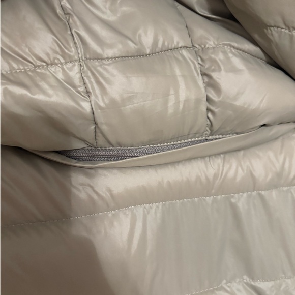 Michael Kors hooded packable down puffer coat with a faux fur trim. - Picture 9 of 11